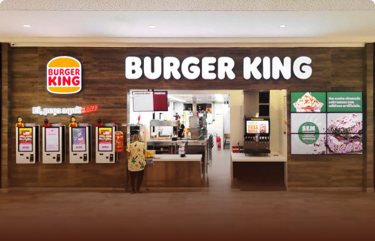 Fachada do restaurante food court na praça de alimentação, mostrando totem e logo do Burger King.